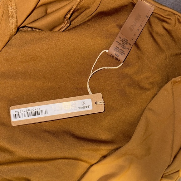 SKIMS UNDERWIRE LONG SLEEVE SWIM TOP - Picture 2 of 3